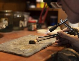 Guldsmed som tillverkar ring