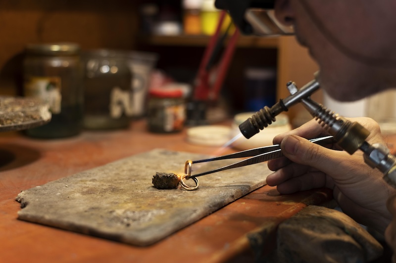 Guldsmed som tillverkar ring